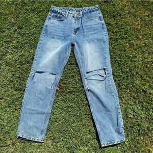 Distressed High Rise Baggy Jeans
- Size: Medium